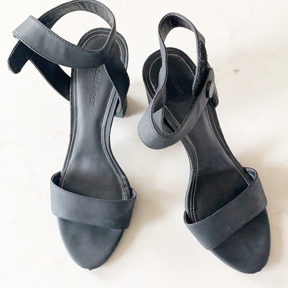 🌈 3/$20 Kendall & Kylie black velcro ankle strap heels - Picture 1 of 9